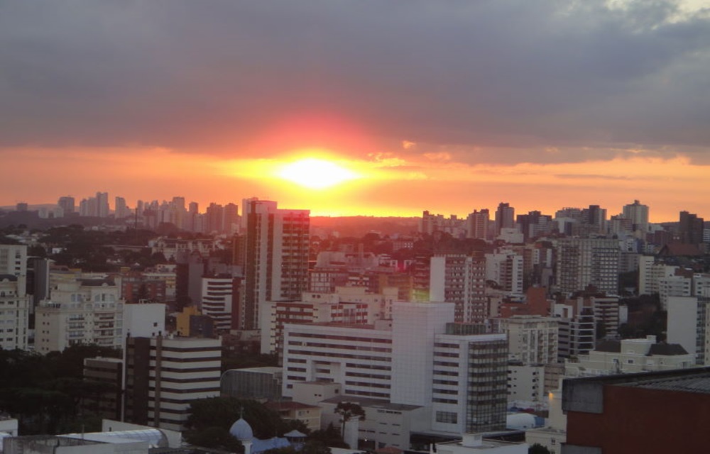 Ir para  <p>A chuva d&aacute; uma tr&eacute;gua no Rio Grande do Sul nesta quinta-feira e o sol aparece. Mesmo entre nuvens na maioria das regi&otilde;es, pode ocorrer per&iacute;odos de c&eacute;u nublado e chuva isolada,...